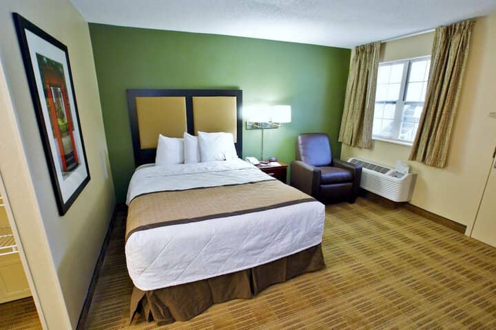 Room 6 of 25