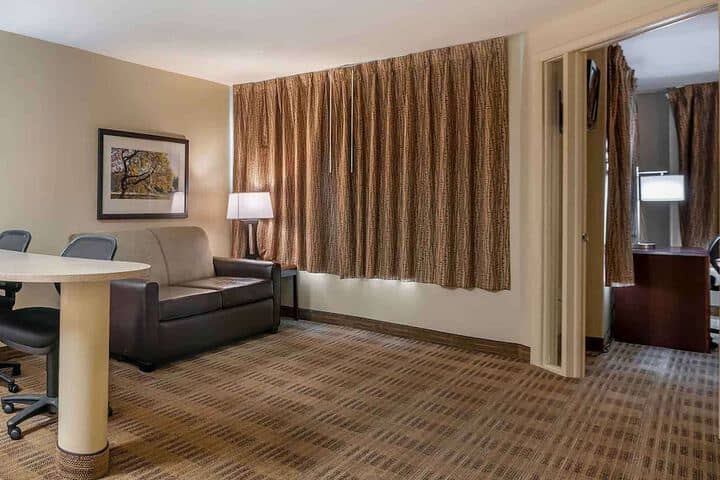 Room 23 of 48